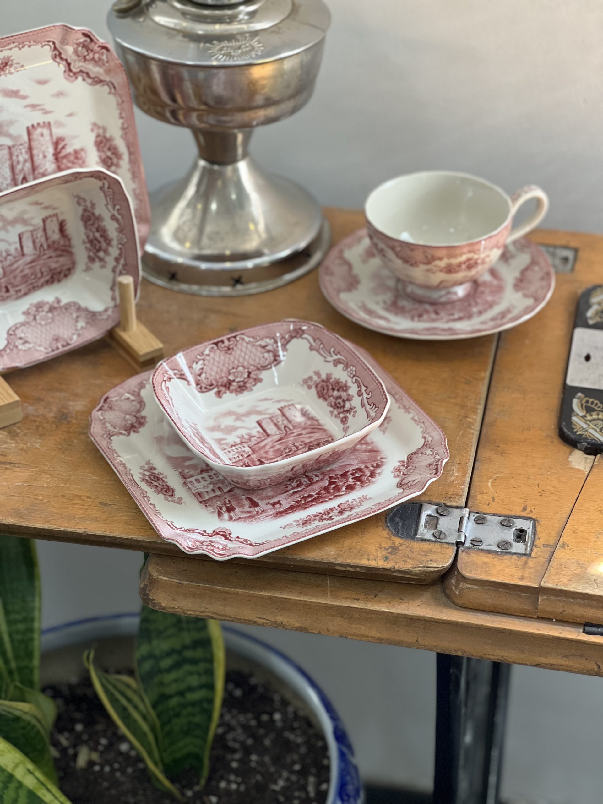 معرفی سرویس عصرانه خوری