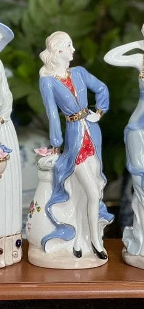 Untitled مجسمه طرح اروپایی ستون ارتفاع ۳۰ سانت - Image 1