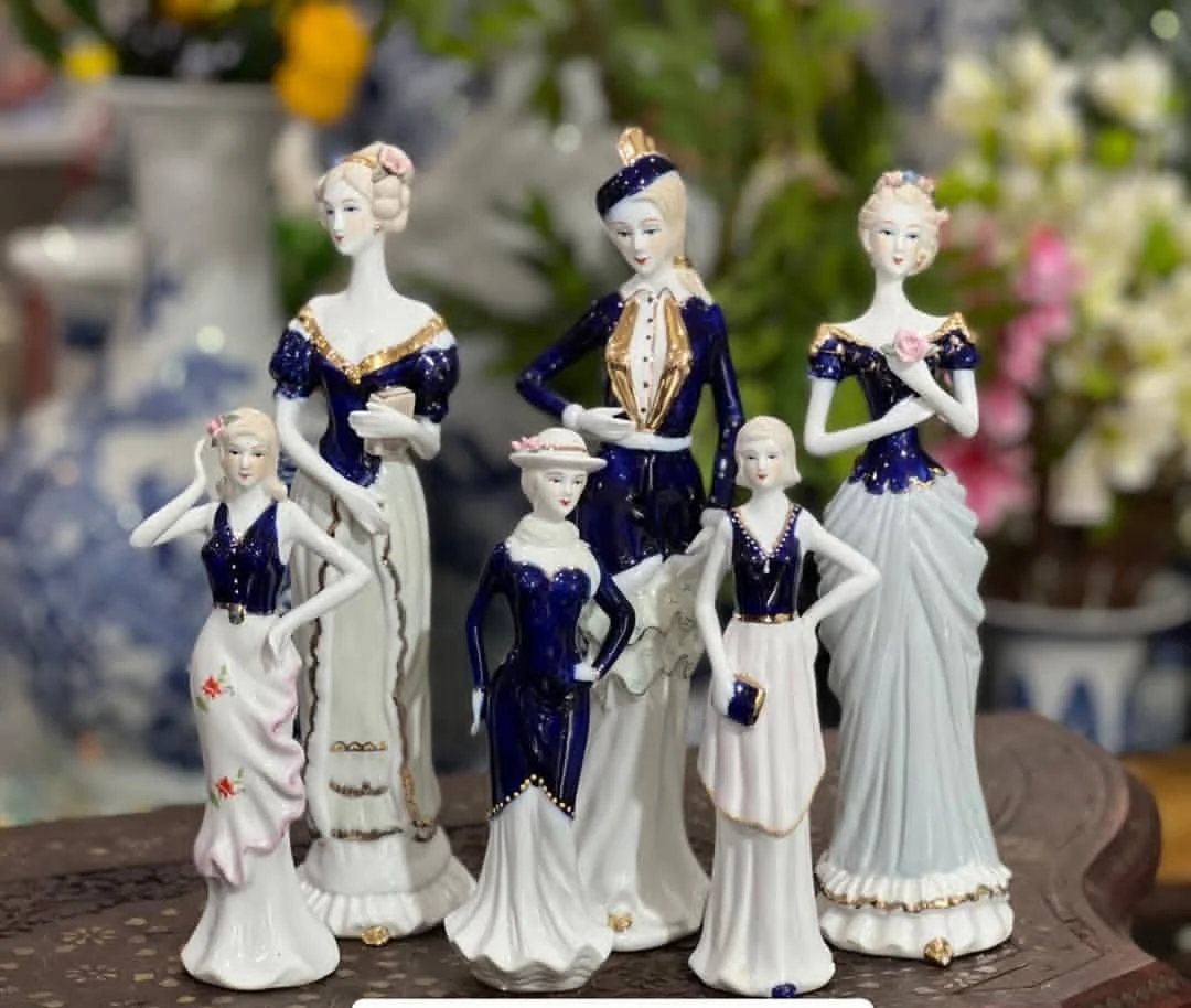 Untitled مجسمه طرح اروپایی عشوه ارتفاع ۳۰ سانت - Image 1