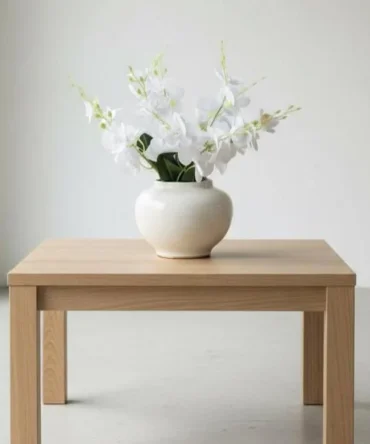 گلدان سفید همراه یک دسته ارکیده